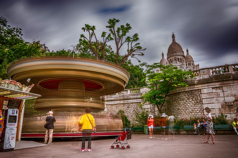 Sacre Coeur in Paris mit Karussell