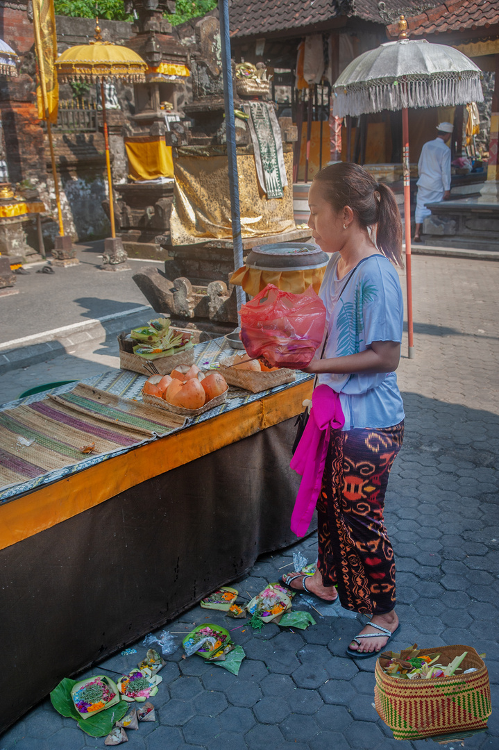 Sacrifice at Pura Kerebanlangit