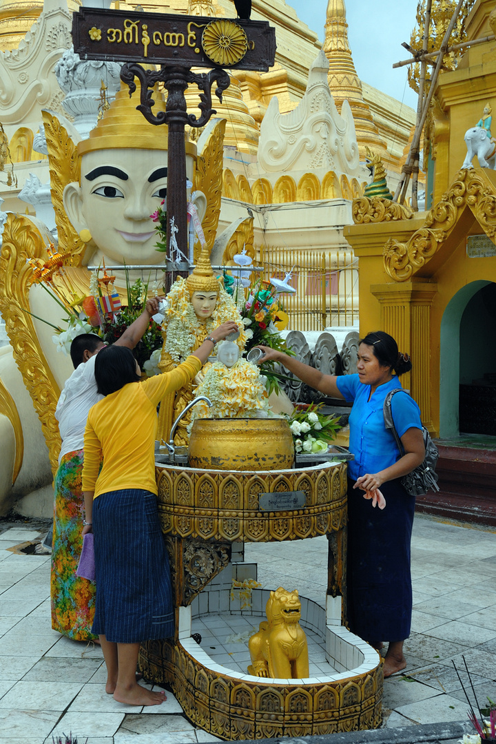 Sacrifice ceremony to Buddha image