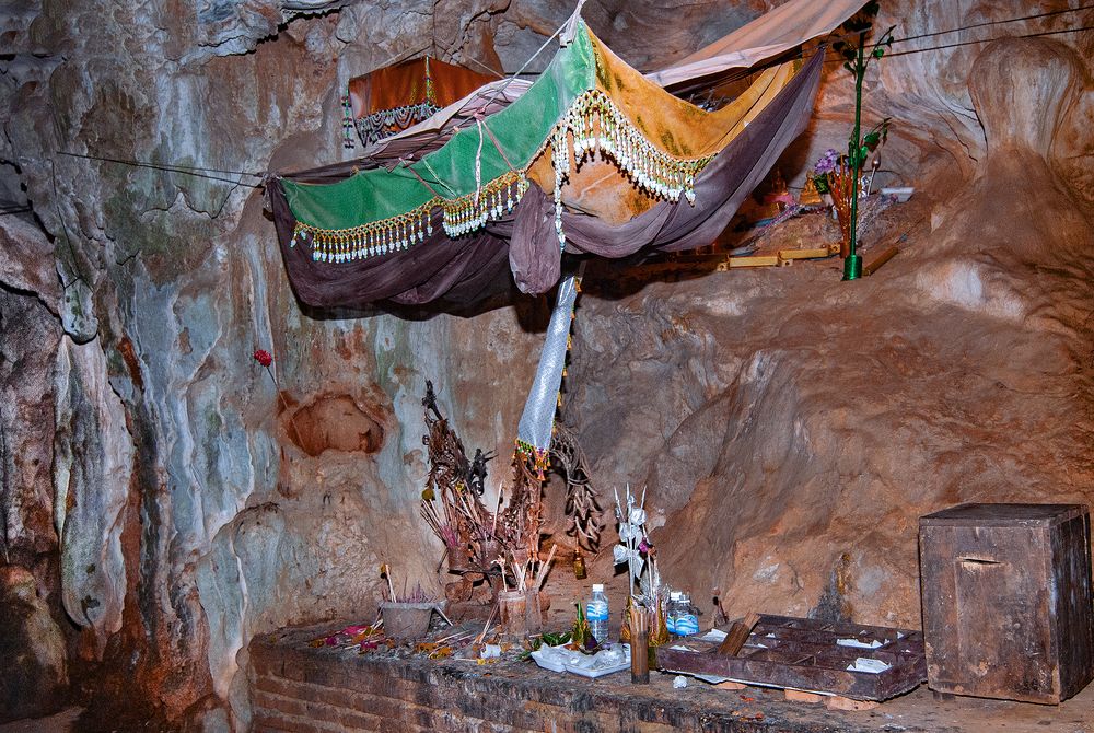 Sacrificial altar and donation box