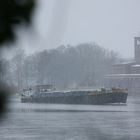 Sacrower Heilandskirche mit der teils gefrorenen Havel