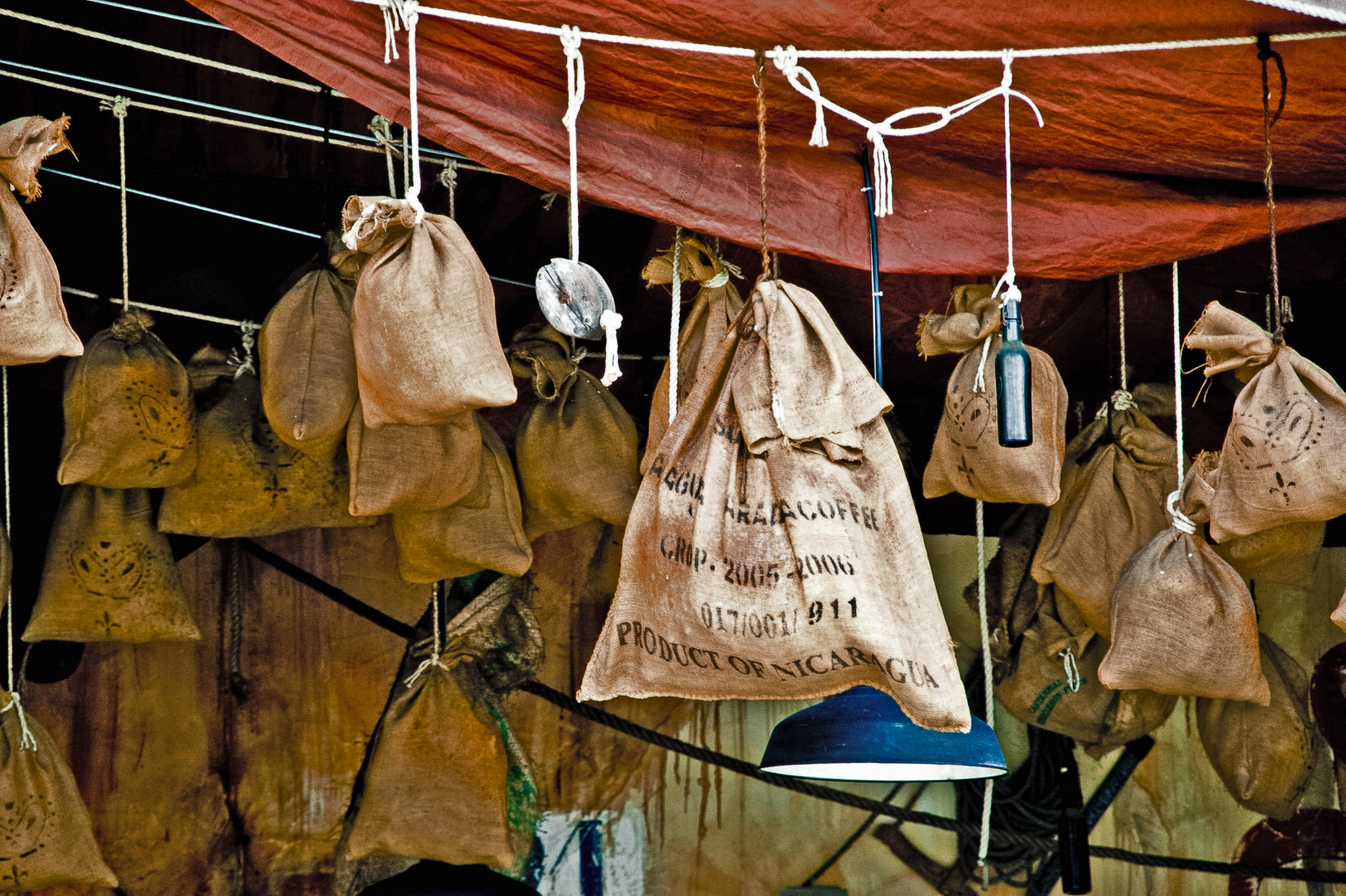 Sacs de café et bouteilles de rhum