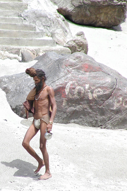 Sadhu am Ufer des Ganges in Rishikesh