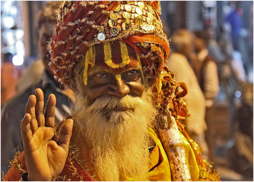 Sadhu bei der Abend-Puja in Varanasi