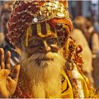 Sadhu bei der Abend-Puja in Varanasi