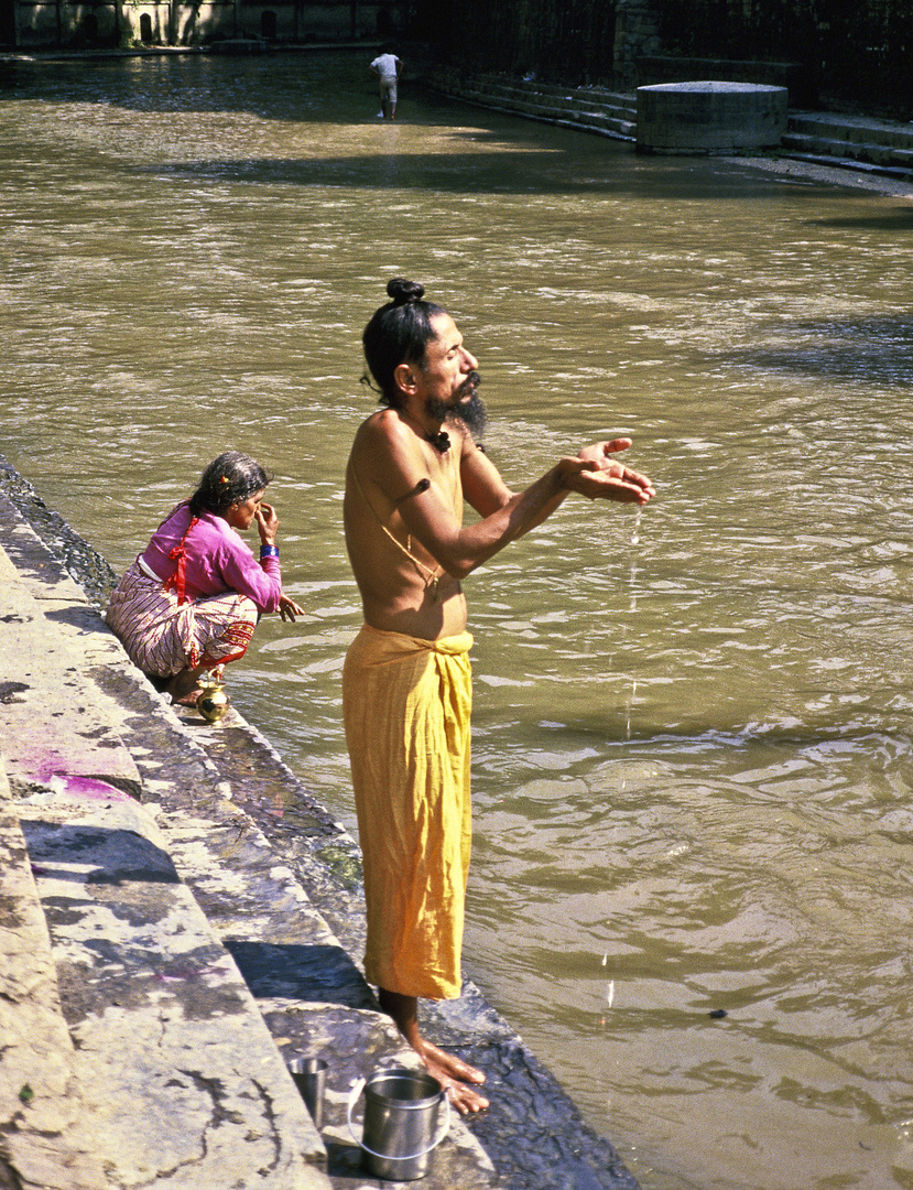 Sadhu bei einer tägliche Waschung