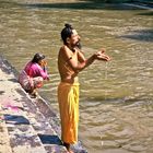 Sadhu bei einer tägliche Waschung