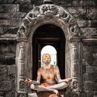 Sadhu im Totentempel