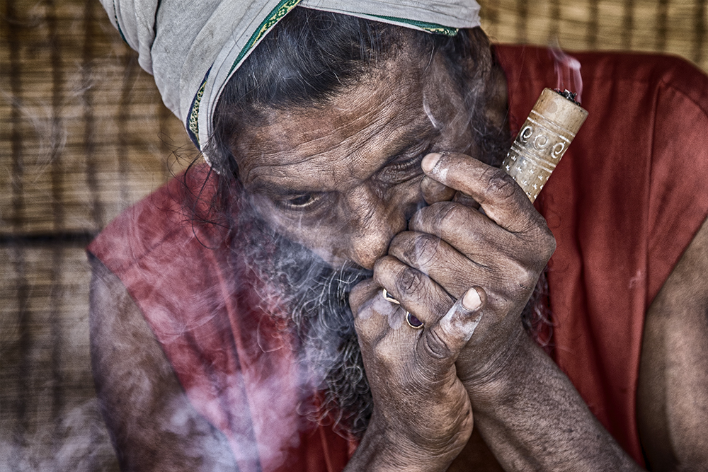 Sadhu in Varanasi beim Genuss von Bhang