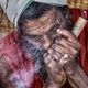 Sadhu in Varanasi beim Genuss von Bhang