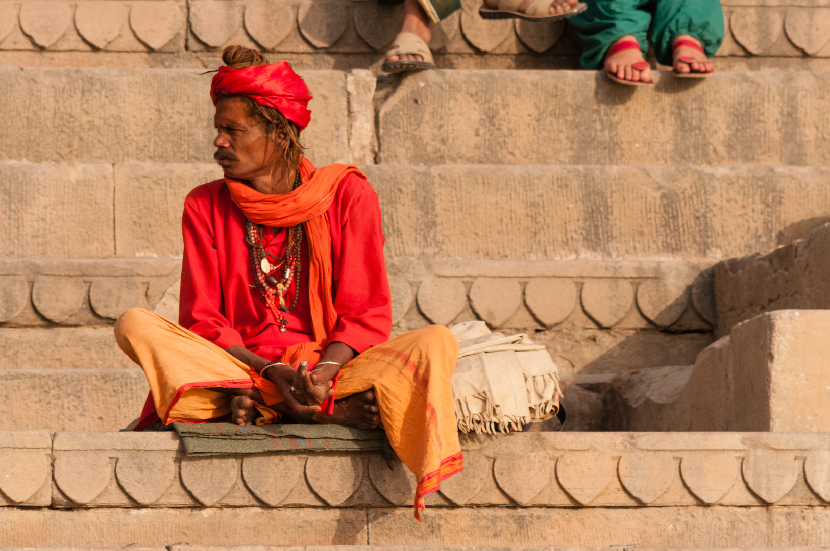 Sadhu sitzt auf den Ghats am Ganges in Varanasi, Indien