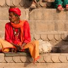 Sadhu sitzt auf den Ghats am Ganges in Varanasi, Indien