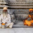 Sadhus vor einem Tempel in Rajastan