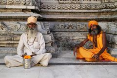 Sadhus vor einem Tempel in Rajastan