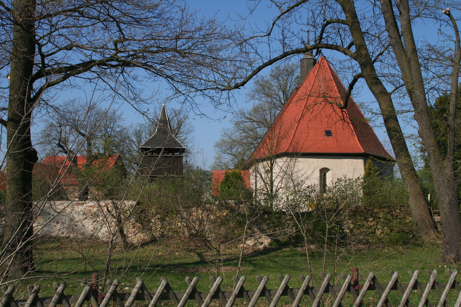 Sächsische Dorfkirche im Frühling