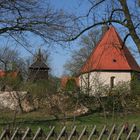 Sächsische Dorfkirche im Frühling