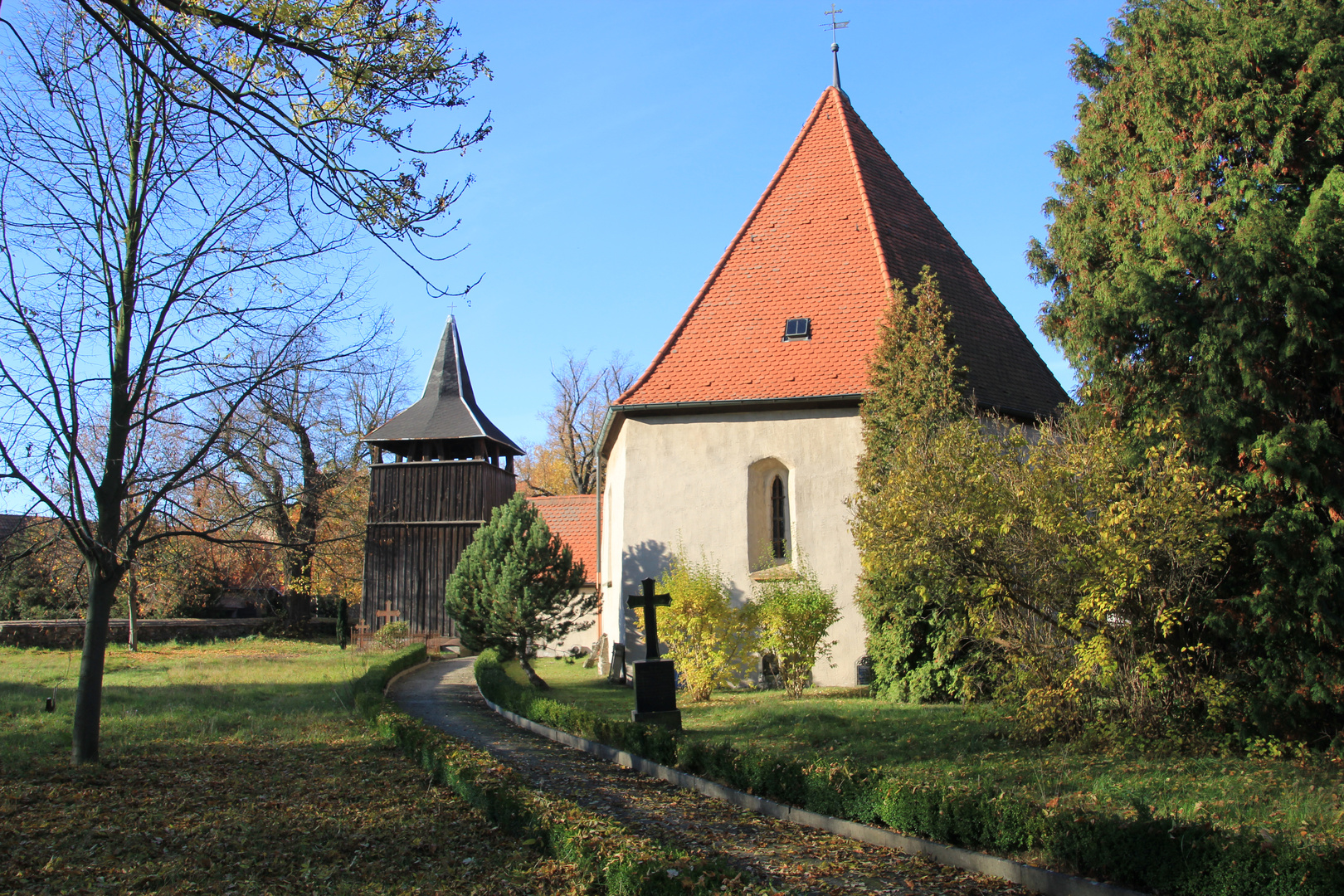 Sächsische Dorfkirche mit Glockenturm / 2