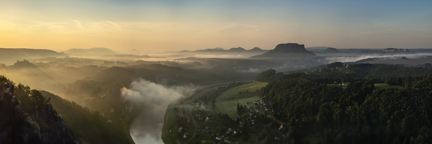 Sächsische Schweiz. Basteiaussicht bei Sonnenaufgang.