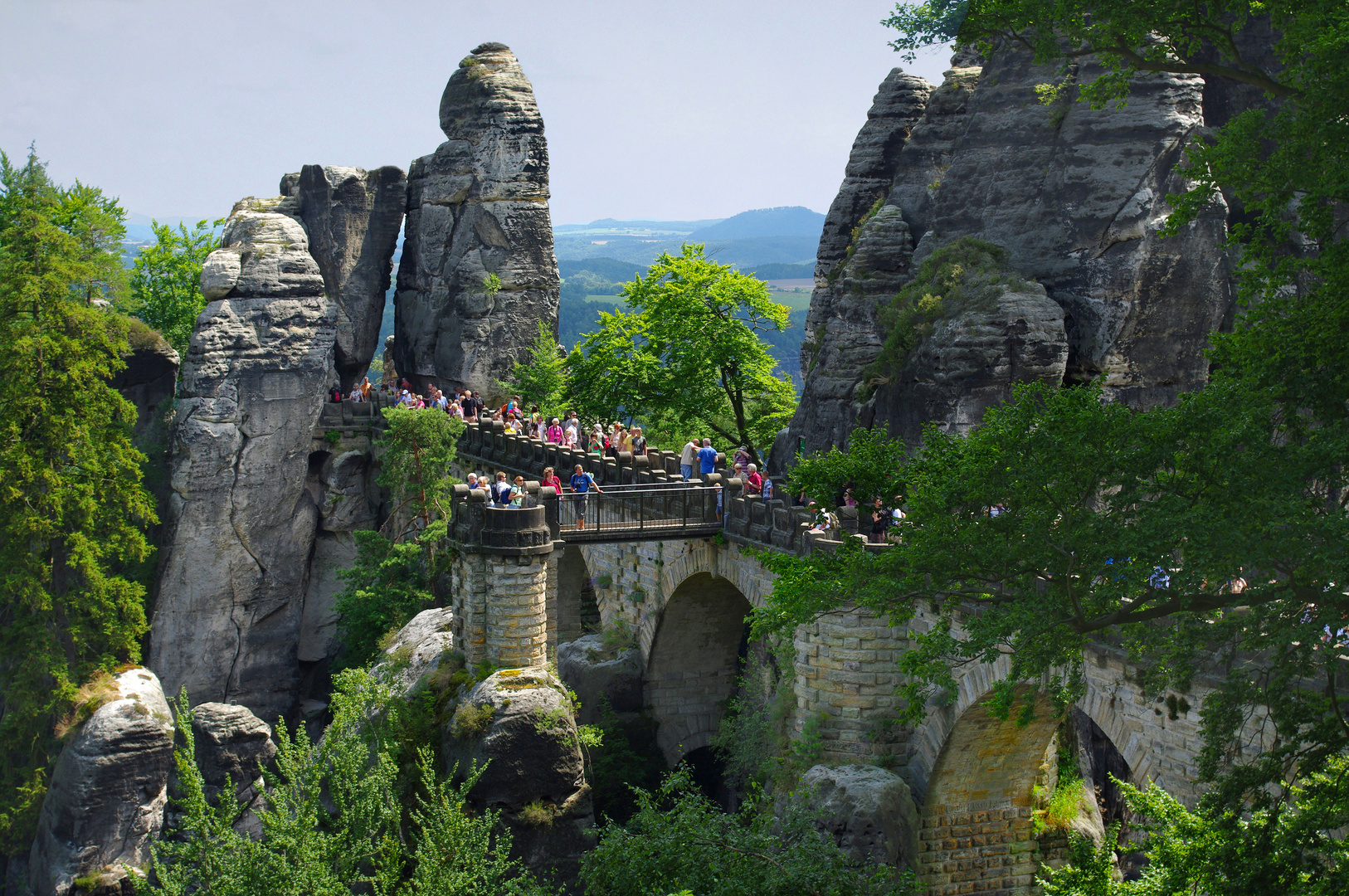 Sächsische Schweiz, Basteibrücke mit Touristen (vor Corona)