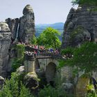 Sächsische Schweiz, Basteibrücke mit Touristen (vor Corona)