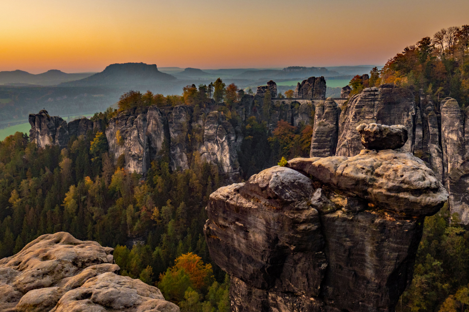 Sächsische Schweiz bei Sonnenaufgang im Herbst