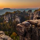 Sächsische Schweiz bei Sonnenaufgang im Herbst