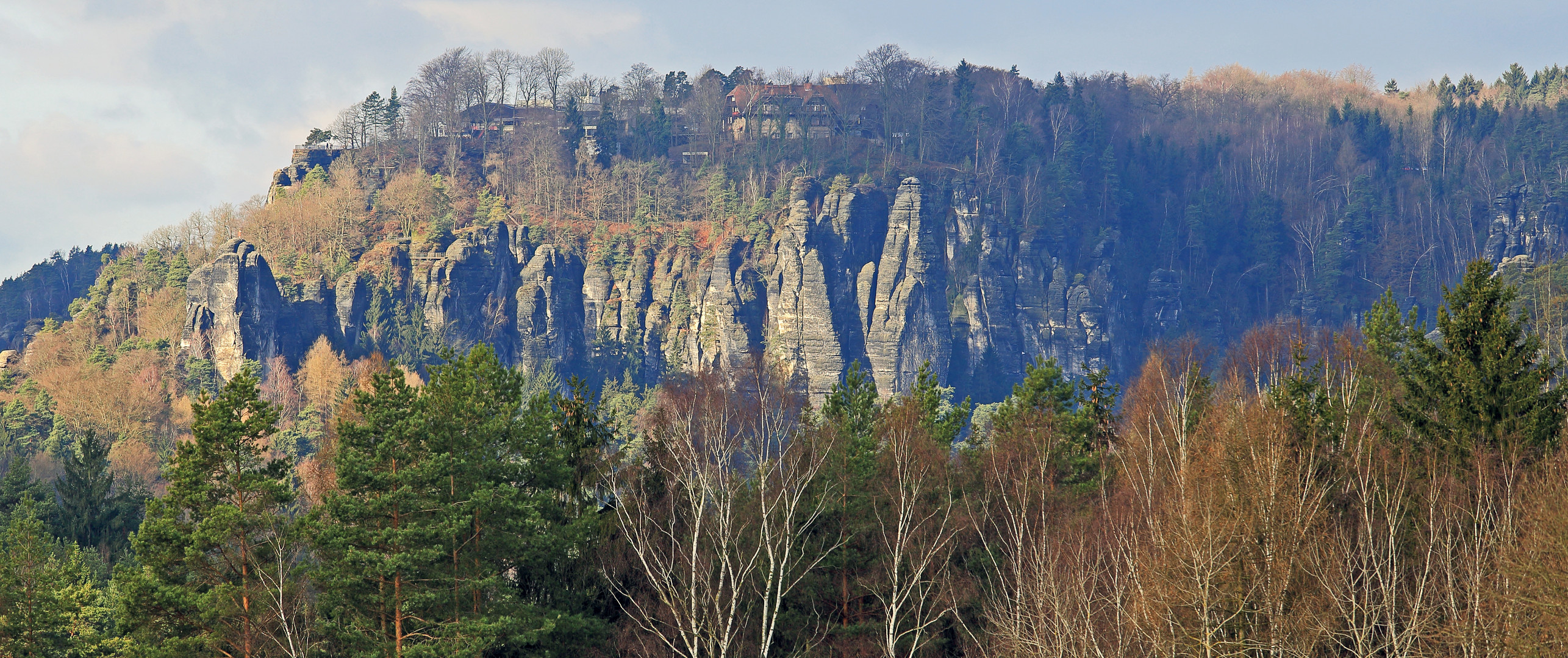 Sächsische Schweiz mit der Bastei von Osten aus im Blick und ganz links außen die Plattform...