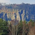 Sächsische Schweiz mit der Bastei von Osten aus im Blick und ganz links außen die Plattform...