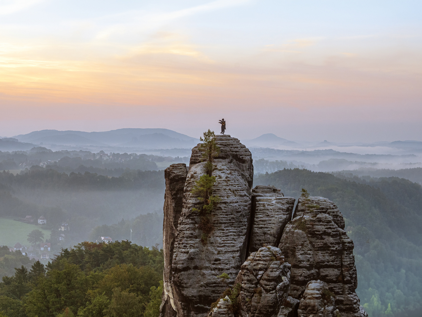 Sächsische Schweiz. Mönchsfelsen zum Sonnenaufgang.