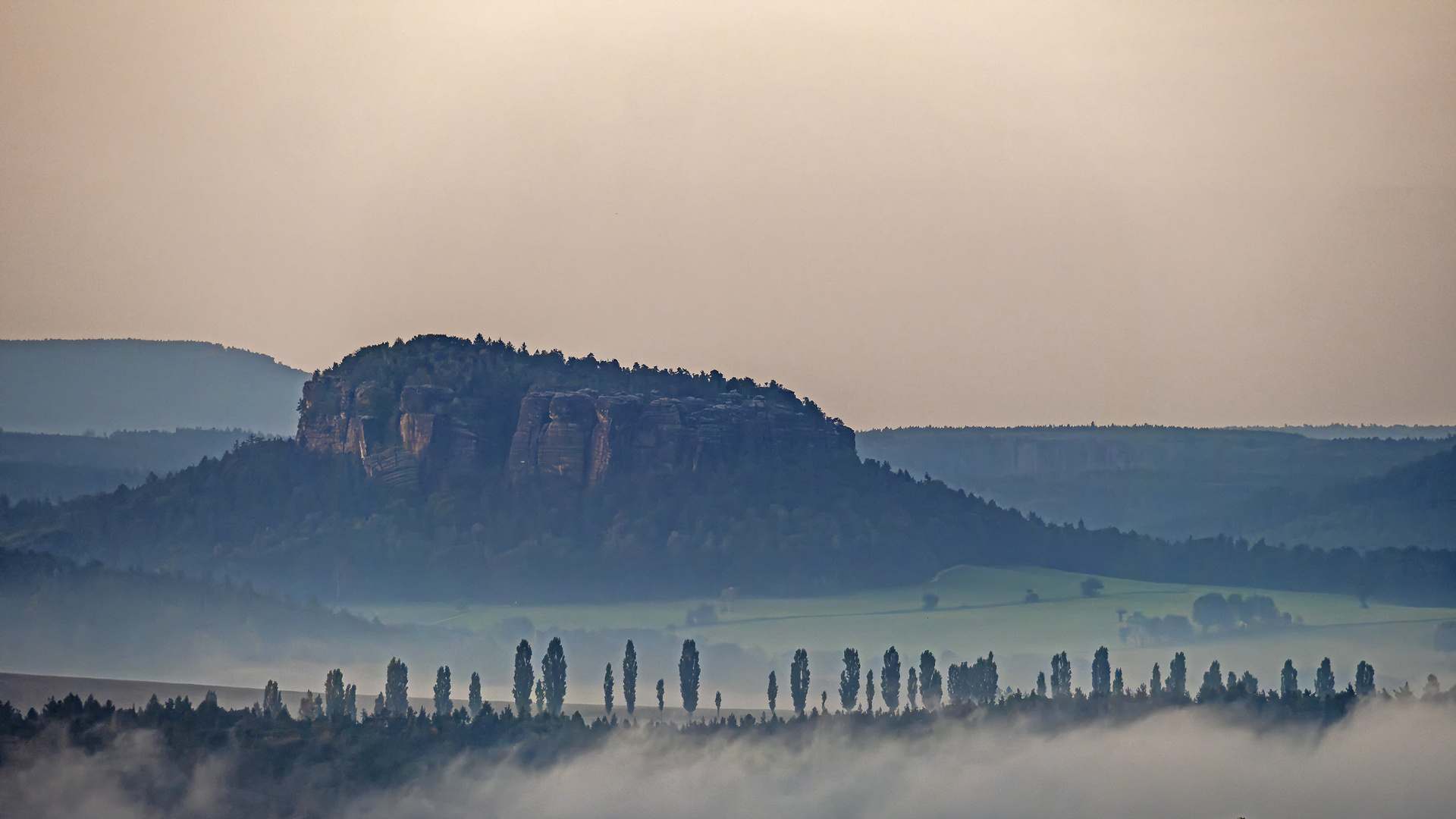 Sächsische Schweiz. Pfaffenstein im Morgennebel.