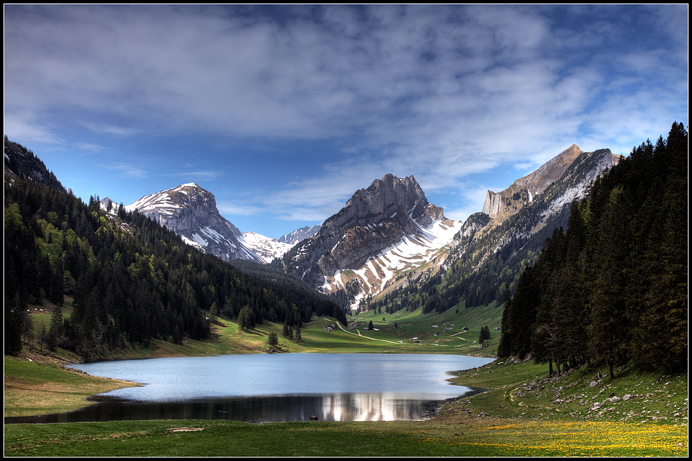 Sämtisersee mit Bergkulisse