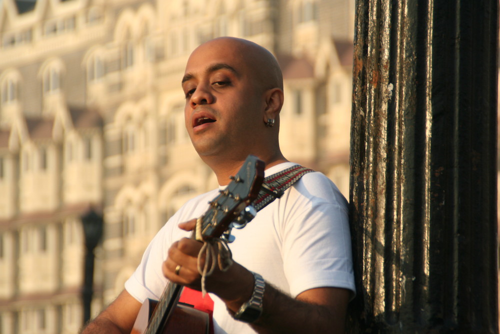 Saenger  vor TajHotel in Mumbai,Indien