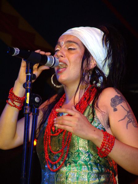 sängerin der gruppe ojos brujo jazz festival moers 2003