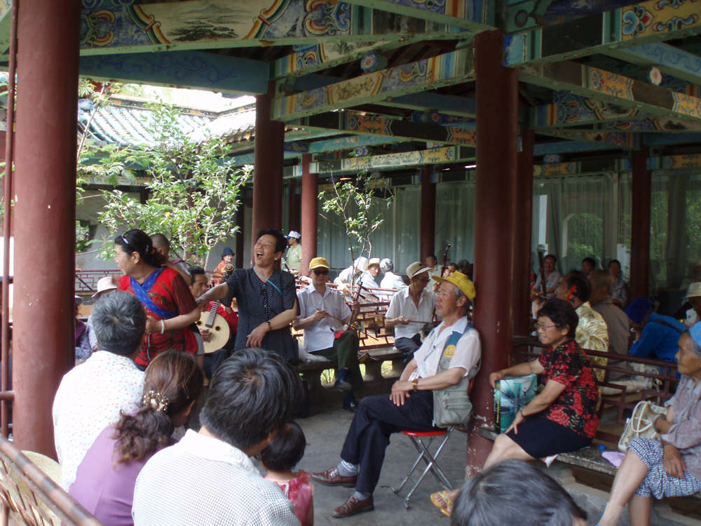 Sängerin, Musiker und Zuhörer im Cuihu-Park in Kunming