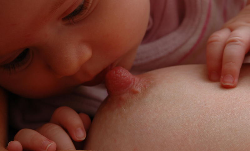 Säugling an der Brust der Mutter