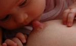 Säugling an der Brust der Mutter von Anja Creativ