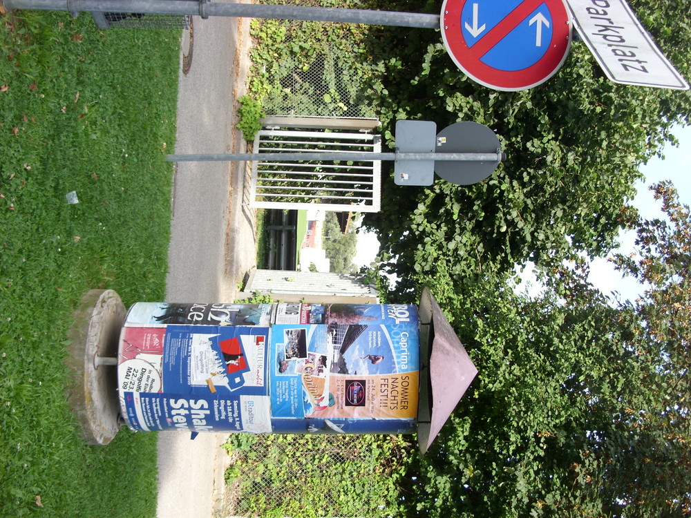 Säule mit plakaten