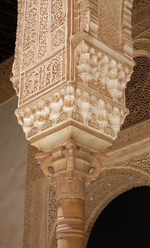 Säule schräg in der Alhambra