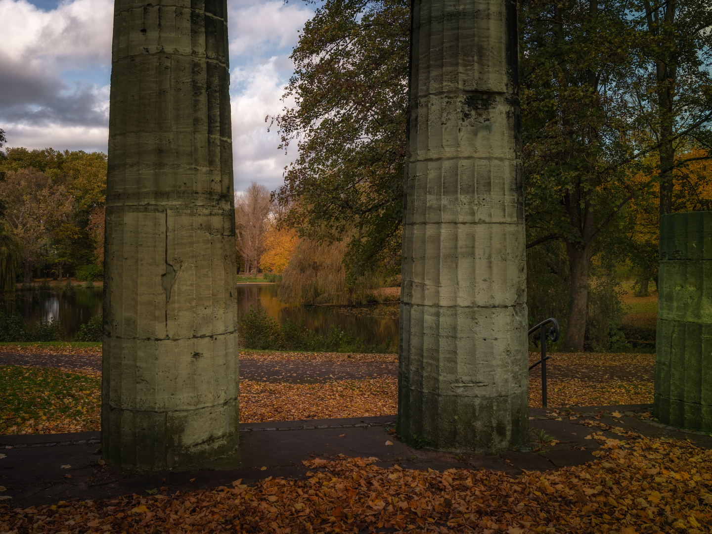 Säulen am Portikus im Herbst 