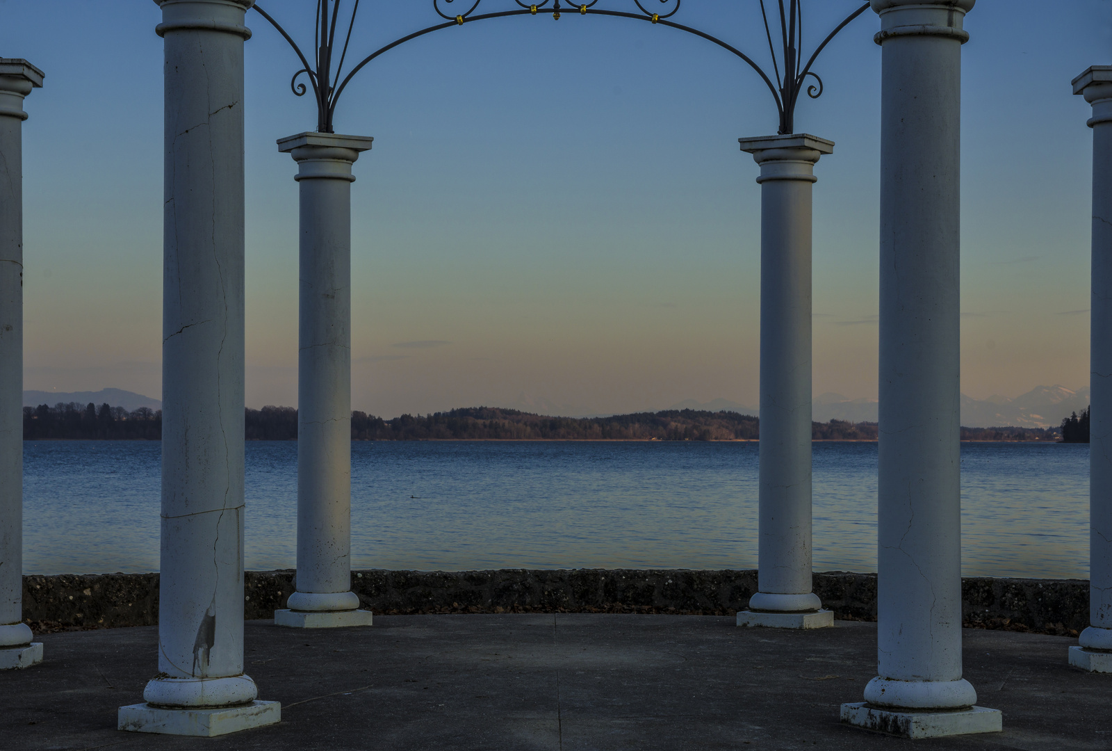 Säulen am See