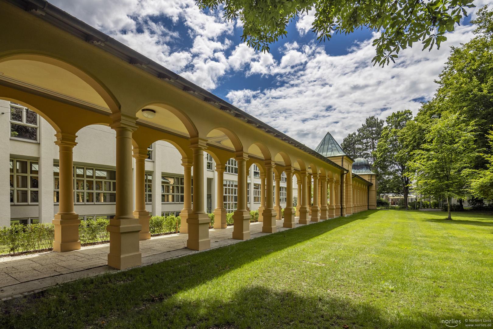 Säulen an der Hessing Klinik