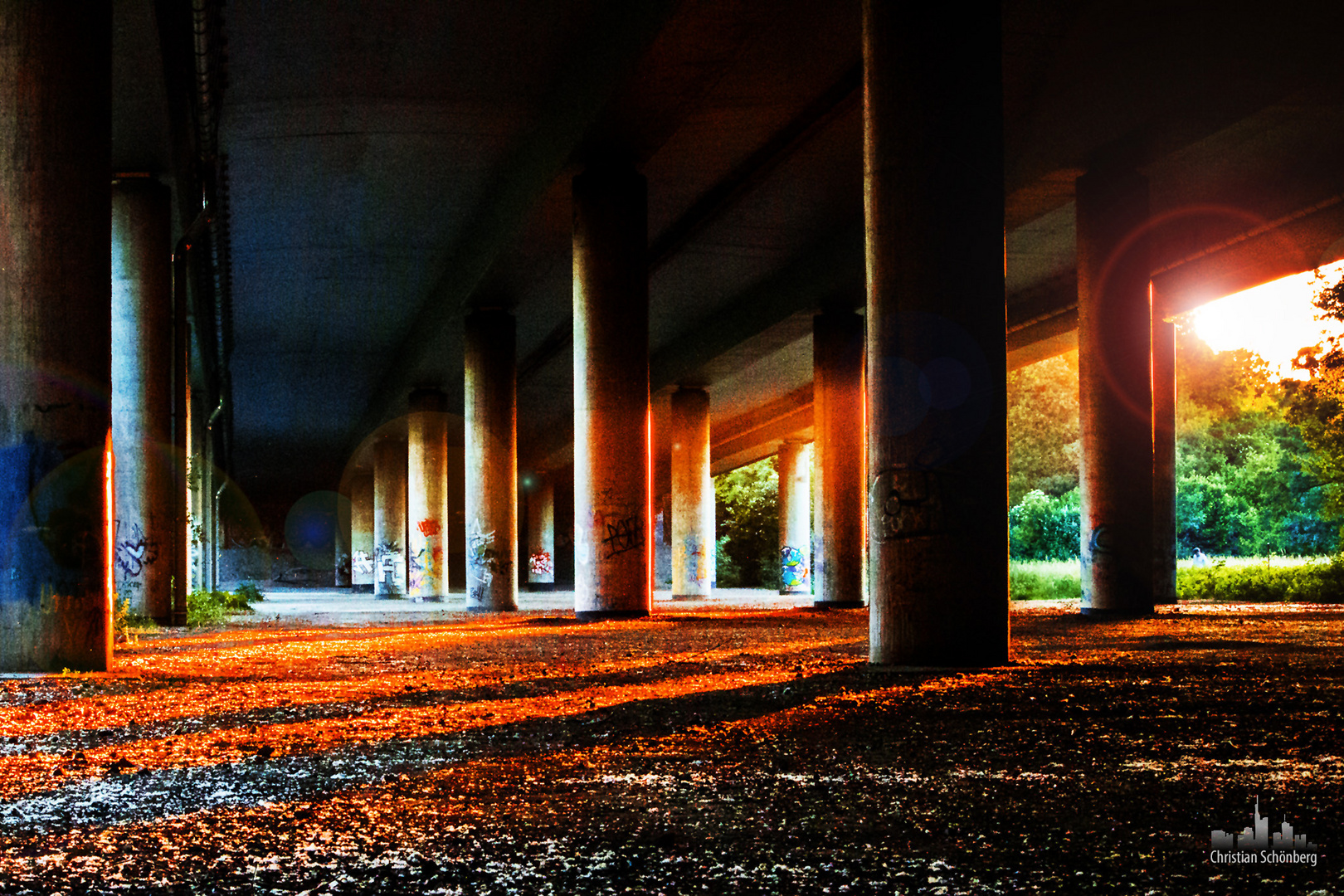 Säulen der Autobahnbrücke im warmen Licht der Sonne