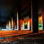 Säulen der Autobahnbrücke im warmen Licht der Sonne