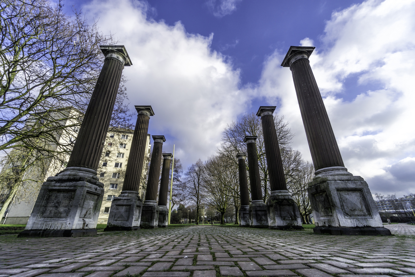 Säulen der ehemaligen Gelben Kaserne - Eingang zum Kennedypark