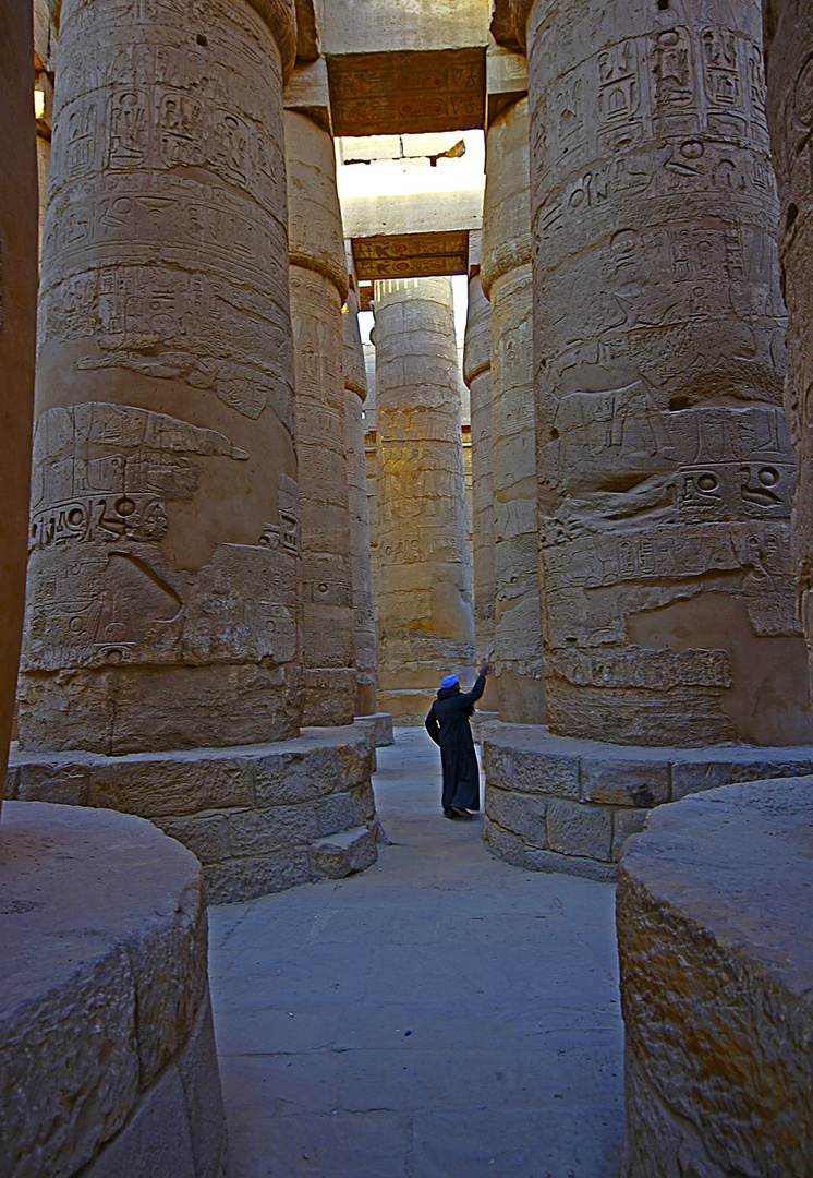 Säulen des Hypostyls im Tempel des Königs der Götter Amun-Re in Karnak