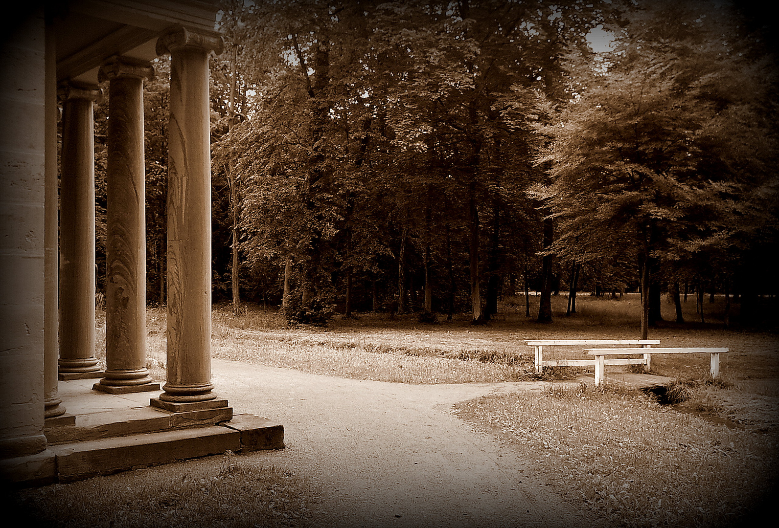 Säulen im Park Schönbusch in Aschaffenburg