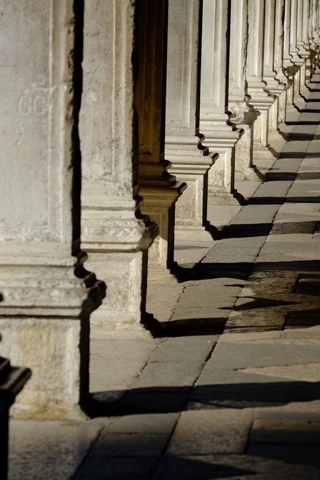 Säulen im Schatten