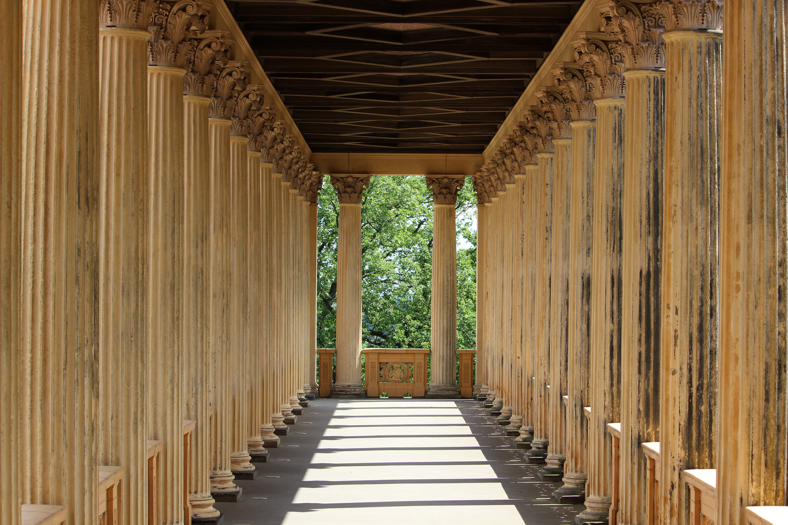 Säulen, Sonne, Schatten