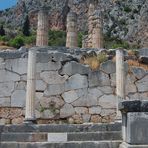 Säulen und Polygonalmauer