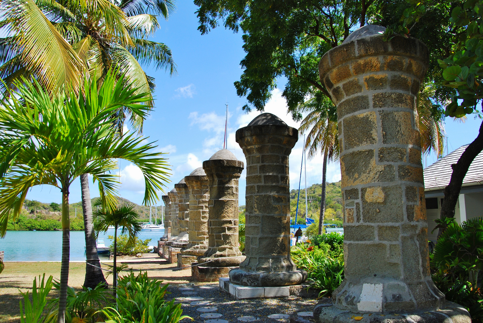 Säulen unter Palmen